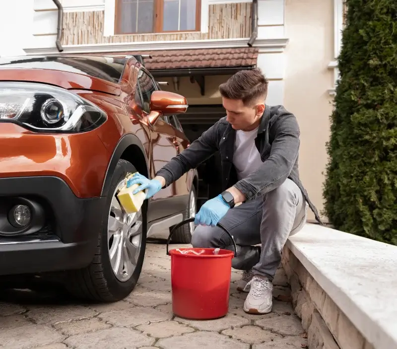 Lavage auto à domicile Ponsas : professionnel intervenant sur un véhicule